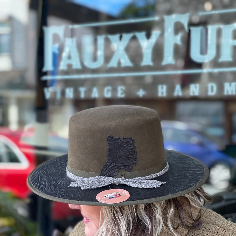 Handmade 100x rabbit fur felt. Unisex hat.